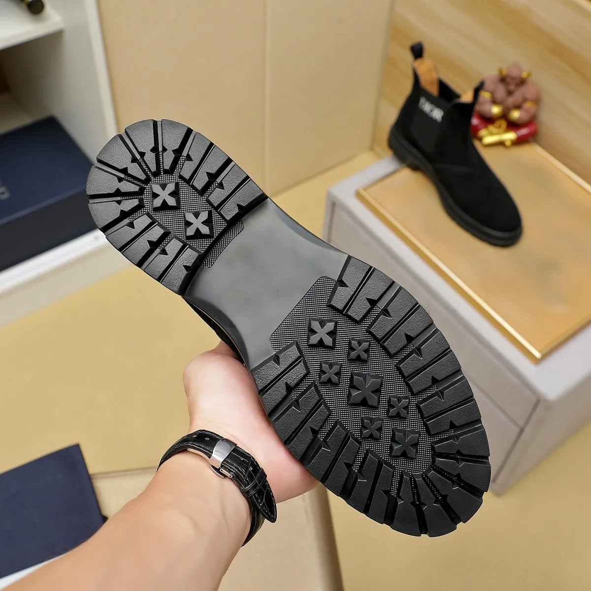Ex-factory price: 480⌚️⌚️"Dior" Gaobang short boots⚠️⚠️Top purchasing agent🔍🔍Men's 2023HK counters are on sale simultaneously. Sole: The original sole is specially provided by the original factory. The exclusive movable molded sole is super comfortable. The original factory and the single product are handmade🔍🔍. The details determine the quality. We only make shoes with care. You can enter and exit the counter at will. Welcome to compare. 🇮🇹Size: 38-444️⃣Colors available
